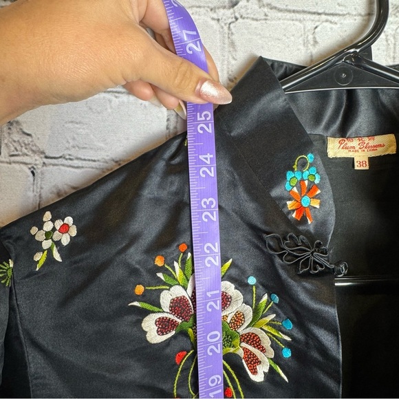 VTG Chinese Plum Blossoms Silk Hand Embroidery Floral Jacket Black Sz Medium/38 - Picture 11 of 11